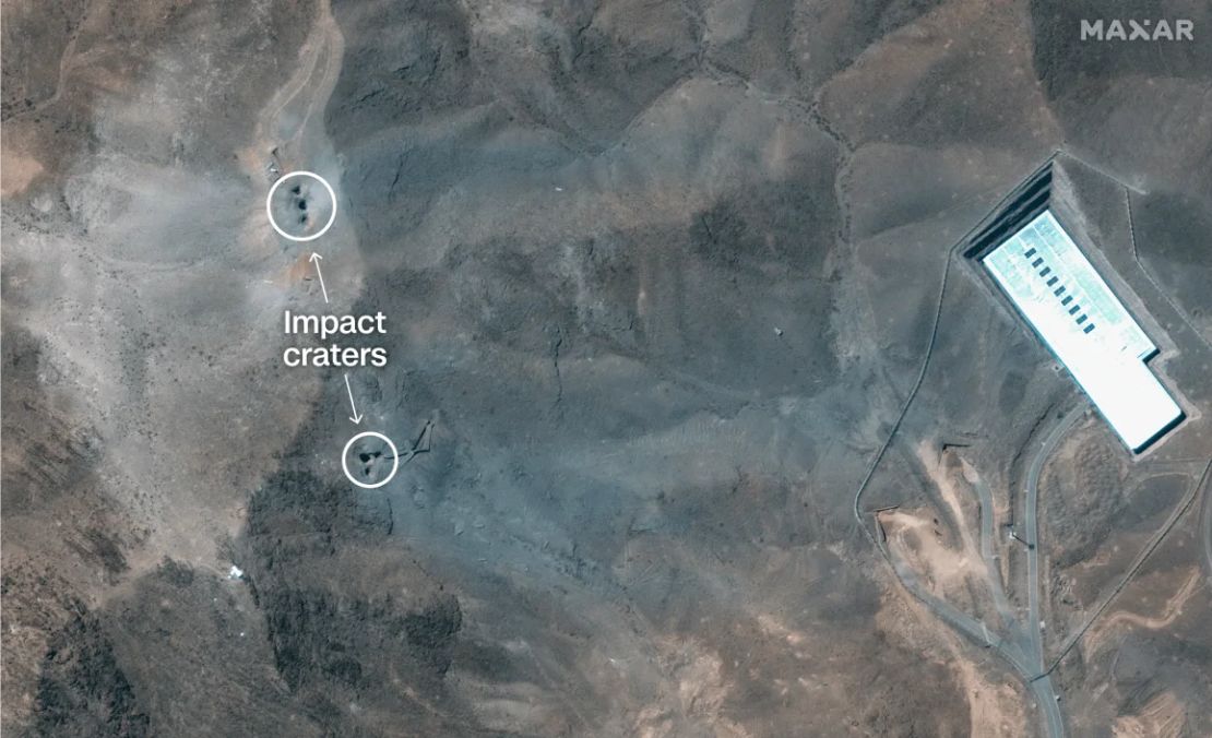 Esta imagen satelital proporcionada por Maxar Technologies muestra cráteres y cenizas en una cresta en la instalación de enriquecimiento de Fordow en Irán después de los ataques estadounidenses.