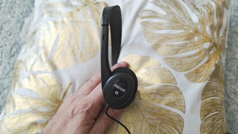 Side of the Maxell HP-100 headphones.