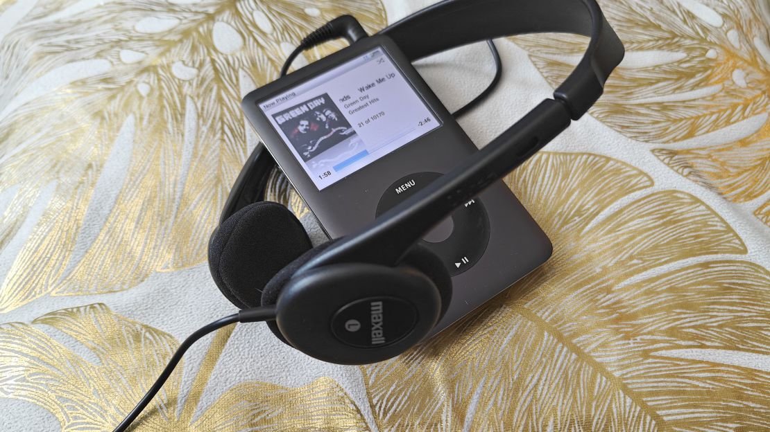 Maxell HP-100 headphones playing music.