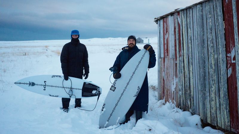 Полярни вихри, сърце на северен елен и вероятност от измръзване: Сърфистите преследват вълни в Арктика