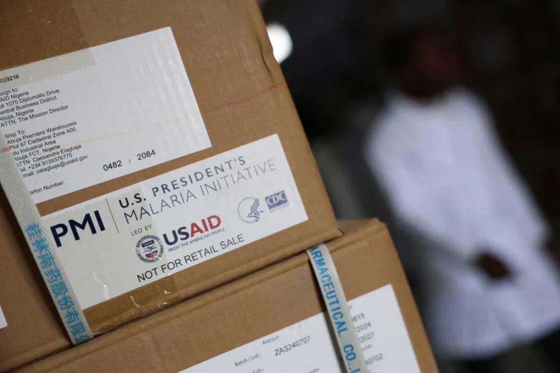 En mayo de 2025, se observa una pila de suministros médicos financiados por Estados Unidos para el programa de la Iniciativa contra la Malaria del Presidente en un almacén gubernamental en el estado de Bauchi, Nigeria.