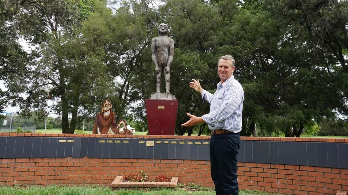 El alcalde Jason Wendt posa con Yowie, una atracción turística clave en Kilcoy.