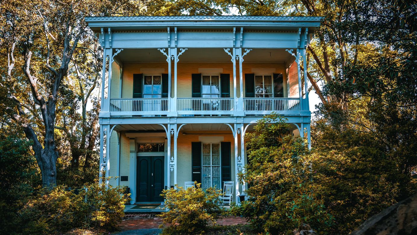 Ghost hunters are naturally drawn to McRaven House, an antebellum home in Vicksburg Mississippi, whose first quarters were built in 1797.