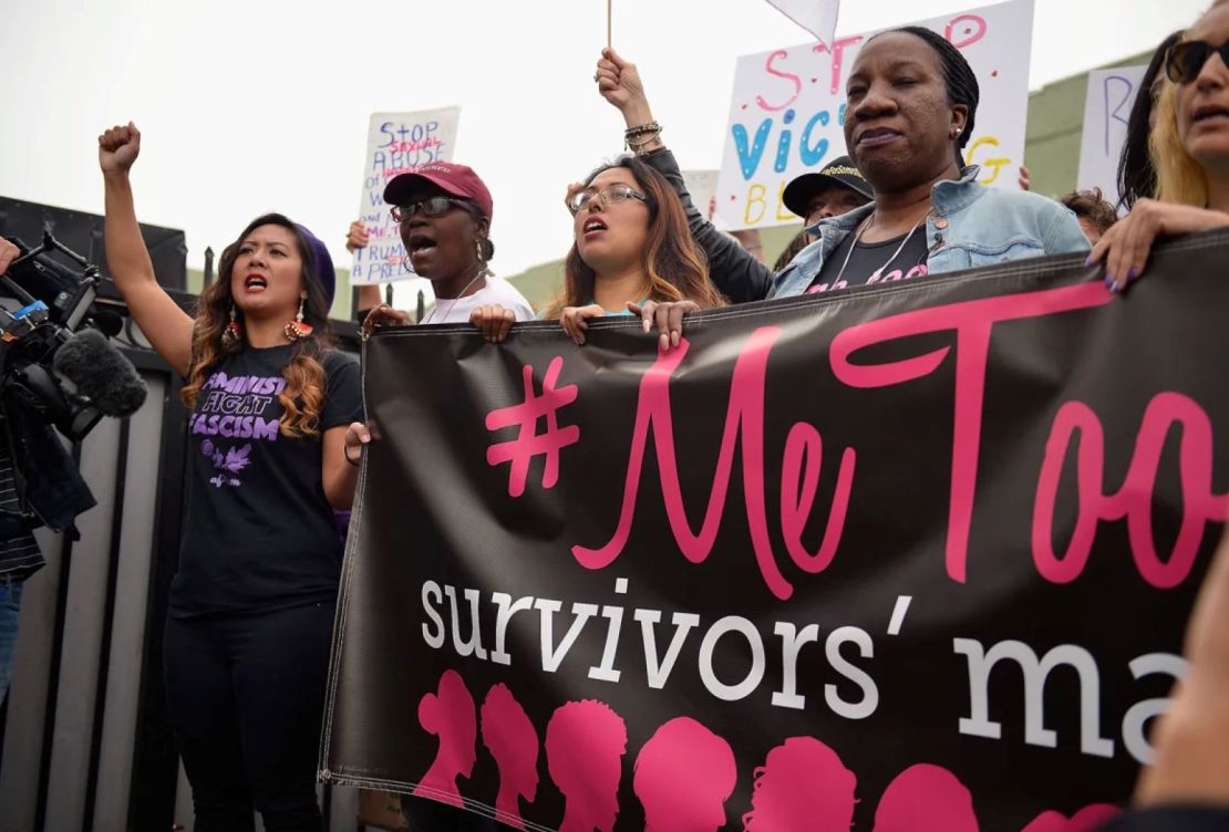 La presidenta nacional de AF3IRM, Ivy Quicho, la organizadora de la marcha, Brenda Gutiérrez, y la fundadora de la campaña #MeToo, Tarana Burke, en la Marcha y Concentración de Sobrevivientes #MeToo el 12 de noviembre de 2017 en Hollywood, California.