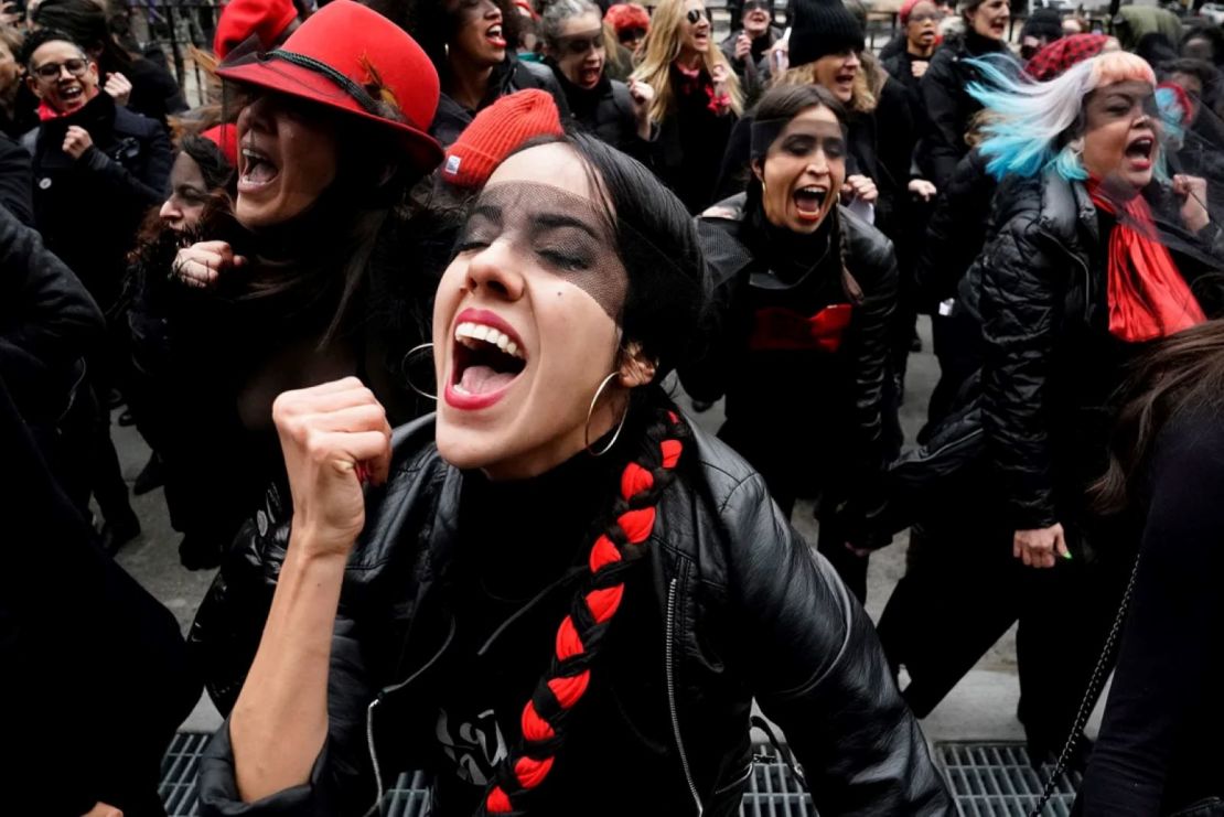 Mujeres protestan frente al juzgado donde se lleva a cabo el juicio por agresión sexual del productor Harvey Weinstein en el distrito de Manhattan de la ciudad de Nueva York, el 10 de enero de 2020.