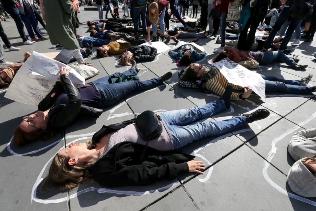 Manifestantes participan en una protesta de "muerte en el suelo" en la Plaza de la República de París el 29 de septiembre de 2018, durante una concentración contra la violencia de género y sexual convocada por el Colectivo #NousToutes, un año después del inicio de la campaña #MeToo.