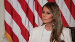 La primera dama de Estados Unidos, Melania Trump, observa durante la presentación de un sello del Servicio Postal en honor a la ex primera dama Barbara Bush en la Sala Este de la Casa Blanca.