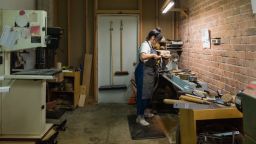 Melanie Abrantes fabrica un jarrón de corcho para su colección de artículos para el hogar sostenibles elaborado con corcho portugués en su estudio de Oakland, California, en 2020.