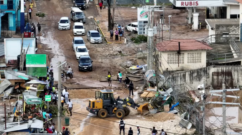 Se retiran los escombros de una carretera en Santa Cruz, Jamaica, el 29 de octubre.