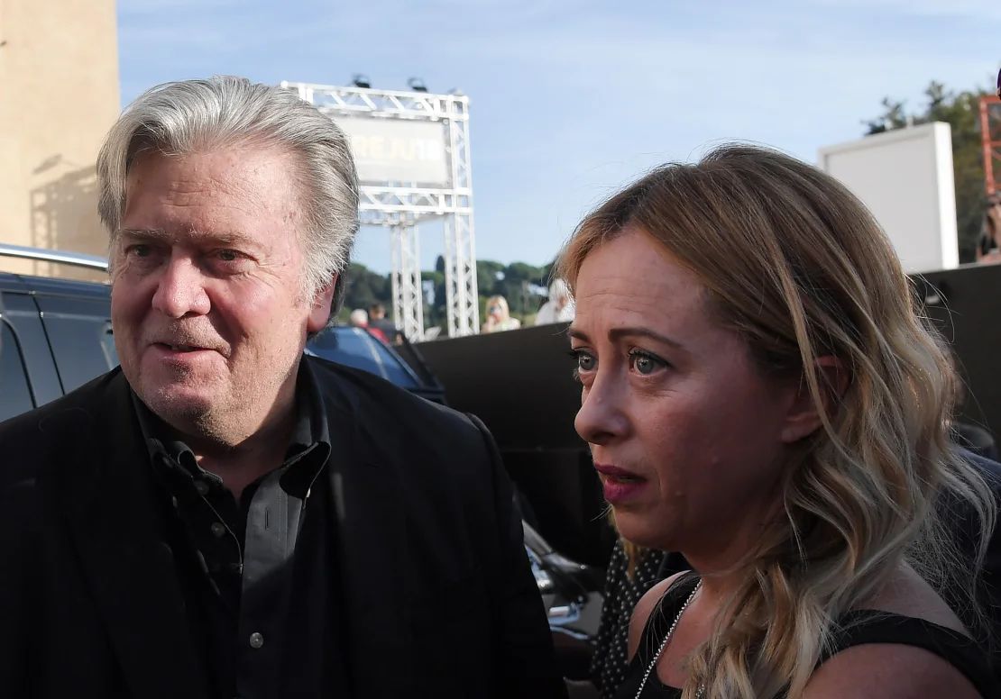 El ex estratega jefe de la Casa Blanca, Steve Bannon (izq.), llega con Giorgia Meloni (der.) para asistir a un congreso del partido, en Roma, el 22 de septiembre de 2018.