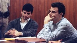 Erik Menéndez, a la derecha, y su hermano Lyle fueron condenados por asesinato por el asesinato de sus padres en 1989
