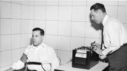 El inventor estadounidense John Larson (derecha) demuestra el funcionamiento de un polígrafo en la Universidad Northwestern en Evanston, Illinois, en la década de 1930.