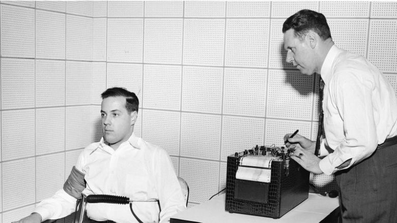 El inventor estadounidense John Larson (derecha) demuestra el funcionamiento de un polígrafo en la Universidad Northwestern en Evanston, Illinois, en la década de 1930.