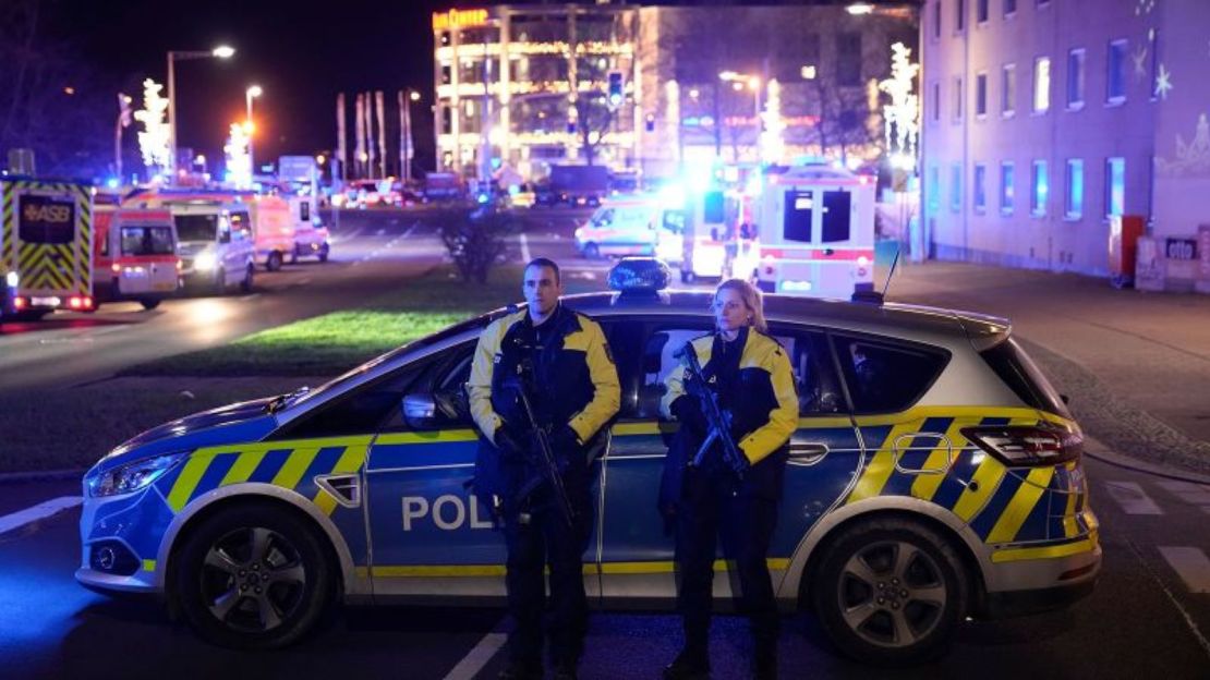 Policías montando guardia en el lugar del ataque del viernes contra un mercado navideño en Magdeburgo, Alemania.