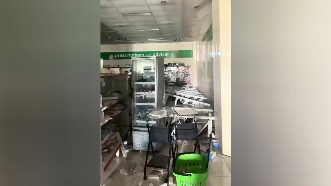 Las mercancías se dispersan por el suelo después de un fuerte sismo en Port Vila, Vanuatu, el 17 de diciembre de 2024.