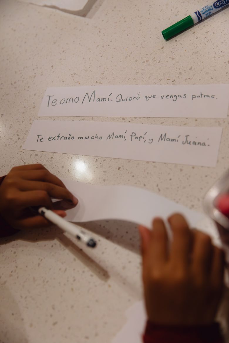 David writes in Spanish to his mother, “I love you, Mom. I want you to come back.” The children made paper bracelets to send to their parents.