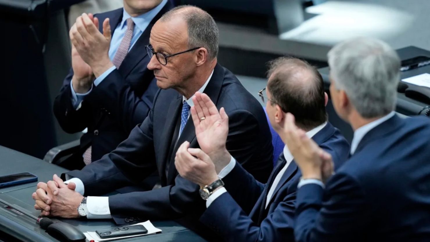 El líder de los demócratas cristianos, Friedrich Merz, es aplaudido tras ser elegido nuevo canciller en el Bundestag, el parlamento federal alemán, en el Reichstag en Berlín, Alemania, el martes 6 de mayo de 2025. (Foto AP/Ebrahim Noroozi)