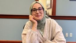 Rumeysa Ozturk, estudiante de posgrado en la Universidad de Tufts en Massachusetts, fue detenida por agentes federales cerca de su casa el martes, según su abogada.