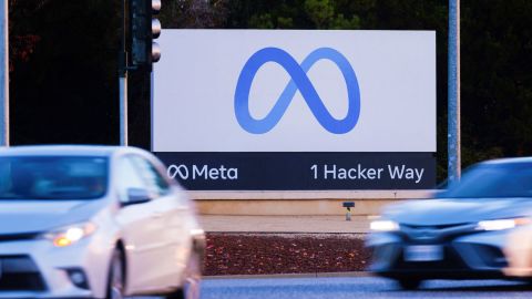 El cartel de Meta afuera de la sede de Meta Platforms en Mountain View, California, en noviembre de 2022.