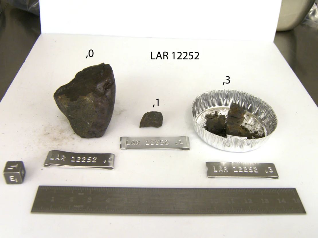 La condrita enstatita es un tipo raro de meteorito que se cree que tiene una composición similar a la de la Tierra primitiva.