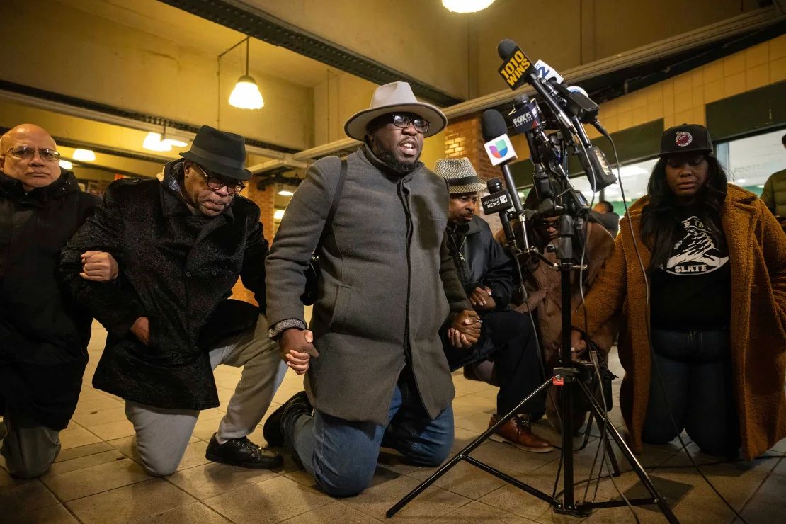 El reverendo Kevin McCall, en el centro, y líderes comunitarios oran durante una conferencia de prensa en la estación Coney Island-Stillwell Avenue en Nueva York el 26 de diciembre.