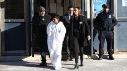 Sebastián Zapeta sale del distrito 60 de la policía de Nueva York después de ser arrestado y acusado de la muerte de una mujer a bordo de un tren subterráneo el lunes 23 de diciembre de 2024.