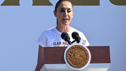 La presidenta de México, Claudia Sheinbaum, pronuncia un discurso durante la inauguración de la Clase Nacional de Boxeo que se realiza simultáneamente en el país, impulsada por el gobierno para combatir la drogadicción y la violencia, en la Ciudad de México el 6 de abril de 2025.