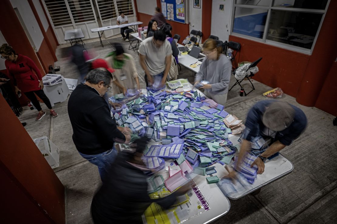 del Instituto Nacional Electoral organizan la votación tras el cierre de las casillas en la Ciudad de México el 1 de junio de 2025.