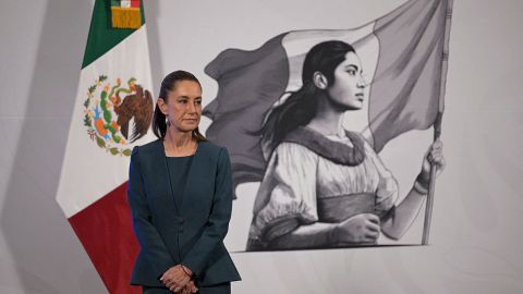 La presidenta de México, Claudia Sheinbaum, llega a su conferencia de prensa diaria 'Mañana' en el Palacio Nacional en la Ciudad de México el 19 de mayo de 2025.