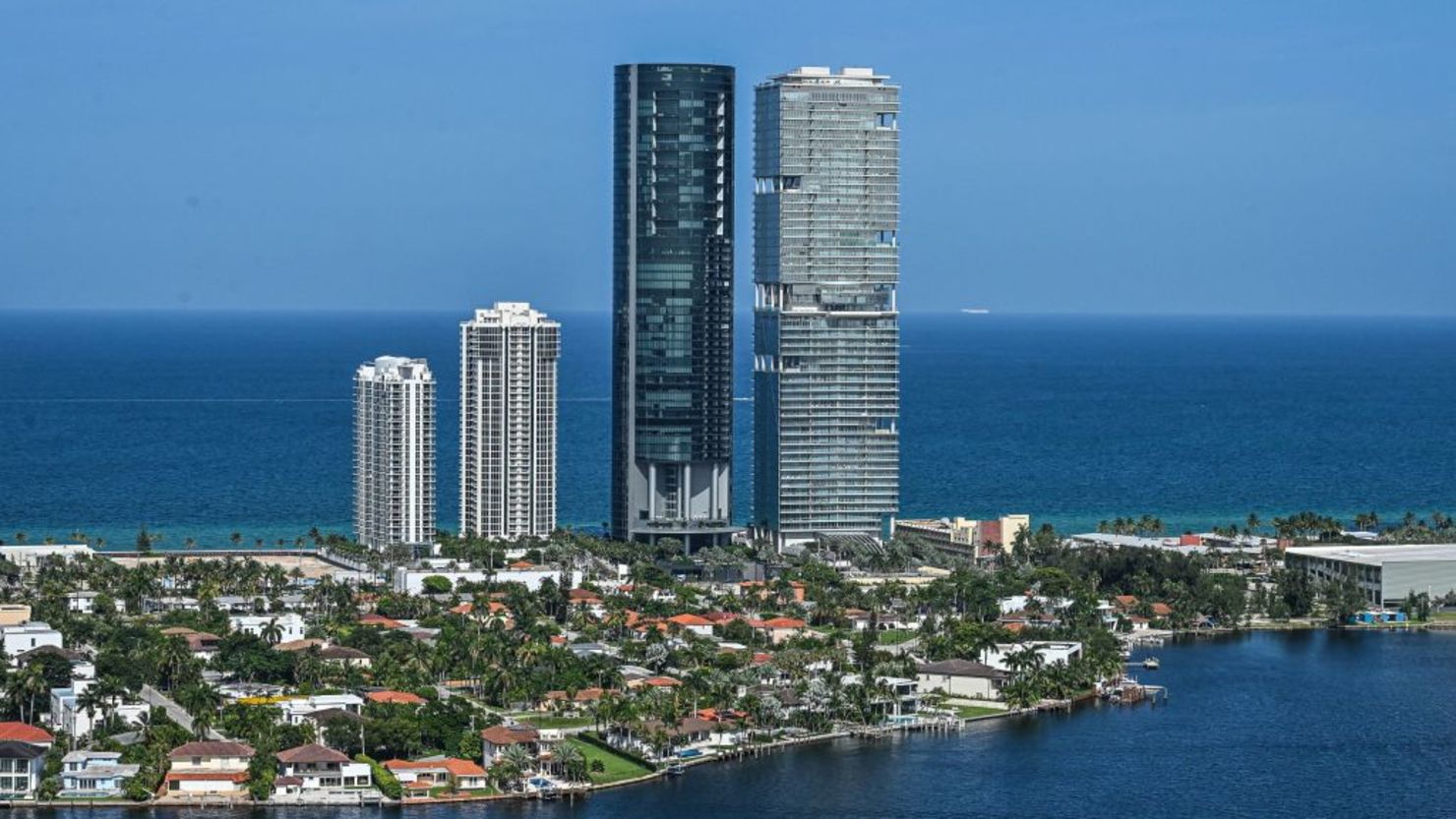 El horizonte de Sunny Isles Beach, Florida, y la Porsche Design Tower (C) se muestran en Miami, Florida. Archivo.
