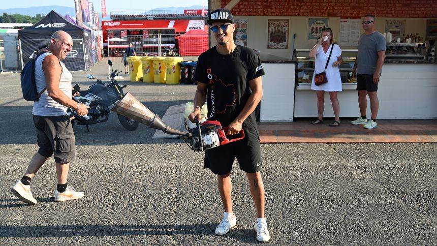 Michele-fuso-displays-modified-chainsaw-'rumore-machine'-at-mugello.jpg