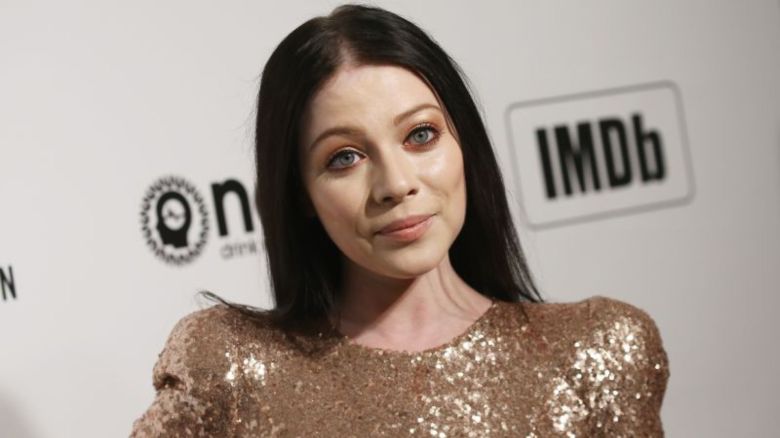 Michelle Trachtenberg asiste a la fiesta de los premios Oscar 2020 de la Fundación Elton John contra el SIDA en West Hollywood.