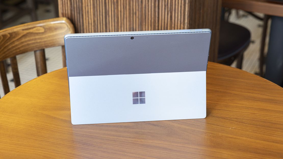 蓝色 Microsoft Surface Pro 2024，直立后视