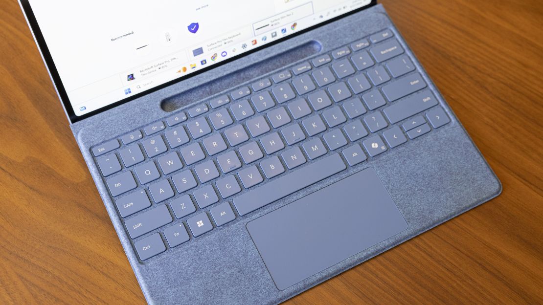 与平板电脑相连的 Surface Pro 2024 Flex 键盘特写