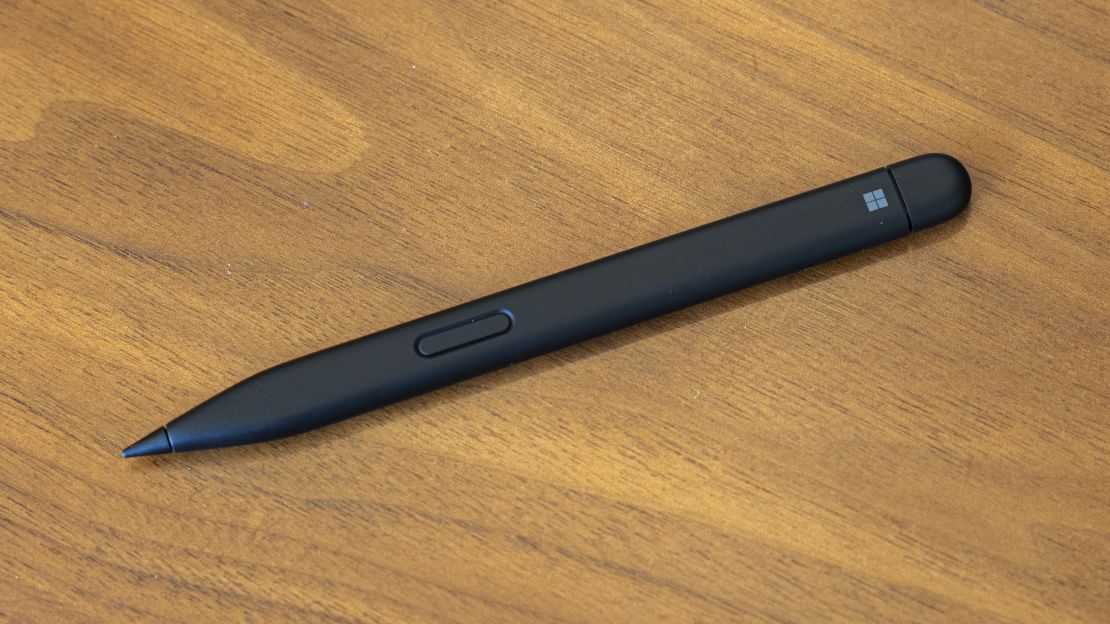 木桌上的 Microsoft Surface Slim Pen