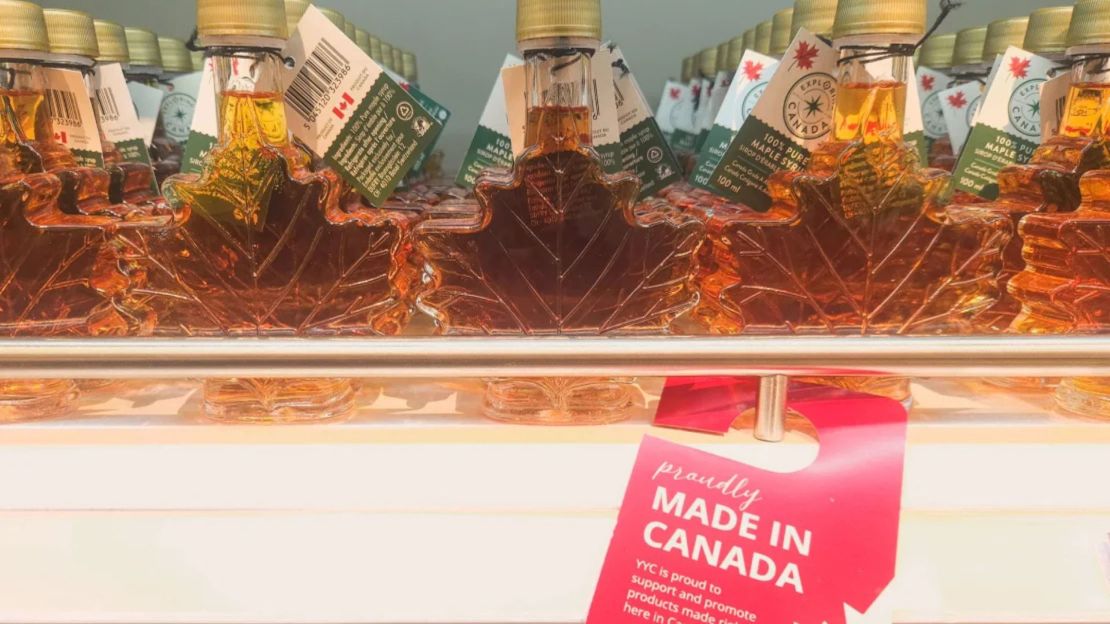 Pegatinas con la leyenda "Hecho en Canadá" junto a las etiquetas de precios de la miel de maple en el Aeropuerto Internacional de Calgary, en Calgary, Alberta, Canadá, el martes.