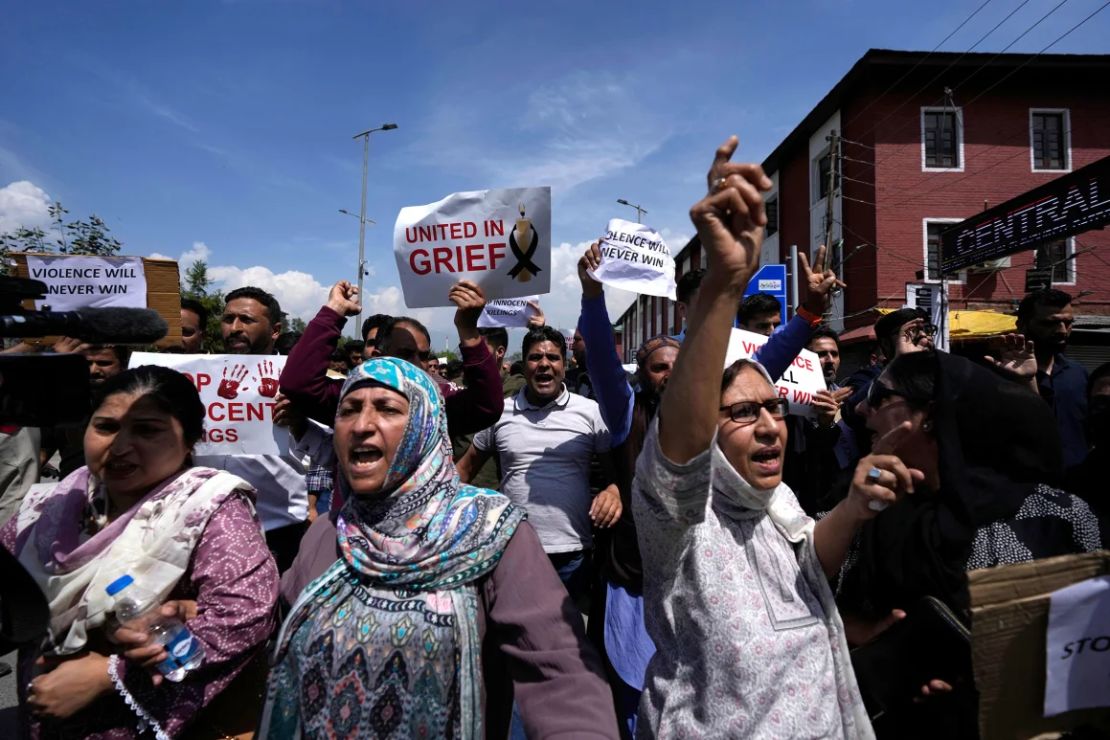 Miembros de la Conferencia Nacional de Jammu y Cachemira asisten a una protesta después de que turistas fueran asesinados, en Srinagar, Cachemira controlada por la India, el miércoles 23 de abril de 2025.