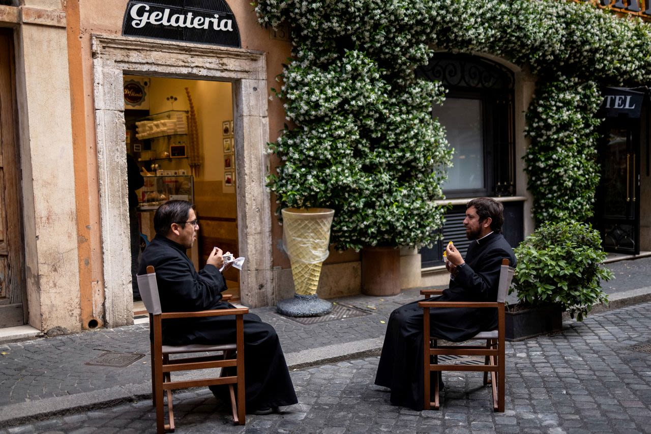Los miembros del clero comen helado el jueves.