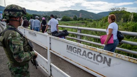 Un soldado colombiano hace guardia en el Puente Internacional Simón Bolívar en la frontera entre Colombia y Venezuela en Cúcuta. Archivo.