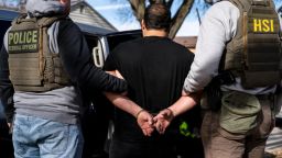 Agentes del Servicio de Inmigración y Control de Aduanas de Estados Unidos detienen a un sospechoso durante un operativo policial multiagencia en Lyons, Illinois, el 26 de enero.