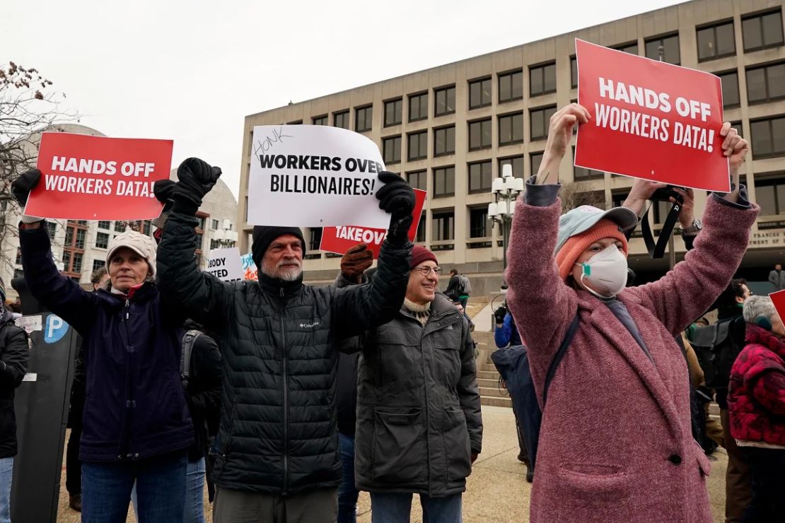 Trabajadores y simpatizantes protestan contra el Departamento de Eficiencia Gubernamental (DOGE) frente al Departamento de Trabajo de EE.UU., el 5 de febrero, en la ciudad de Washington.