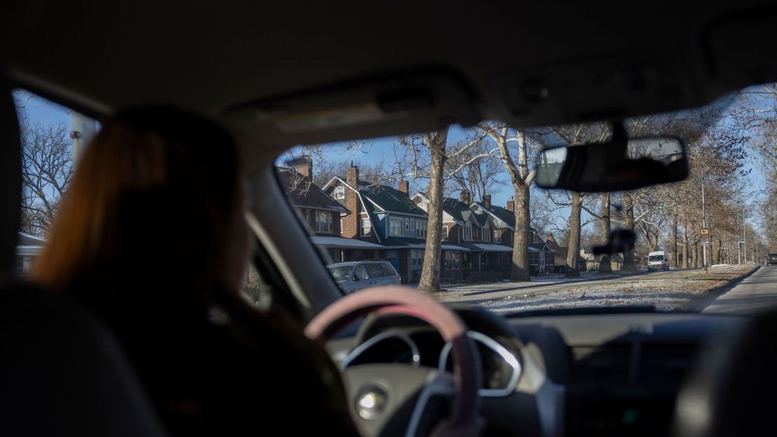 De camino a recoger a sus hijos de la escuela, Susana pasa por un cartel en el jardín que apoya a Trump y un sitio de construcción lleno de trabajadores inmigrantes. "Él piensa que no le damos nada al país, pero pagamos impuestos y trabajamos", dice.