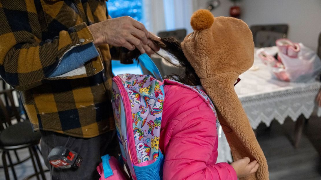 Carlos ayuda a su hija de 6 años, Jessica, a prepararse para su día en la escuela. Jessica y sus dos hermanos mayores están entre más de 4 millones de niños que son ciudadanos estadounidenses y viven con padres indocumentados.