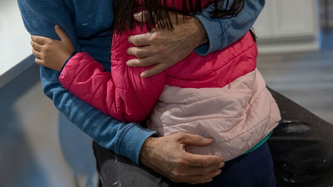 Carlos abraza a Jessica mientras se preparan para salir de la casa. Lleva a Jessica y a su hermano de 15 años a la escuela todos los días, y luego se dirige a su trabajo de pintura y construcción.