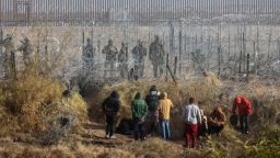 Inmigrantes cerca del río Grande, en la frontera entre Estados Unidos y México, en Ciudad Juárez, Chihuahua, el miércoles 18 de diciembre.