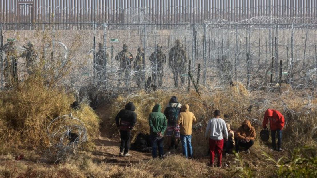 Inmigrantes cerca del río Grande, en la frontera entre Estados Unidos y México, en Ciudad Juárez, Chihuahua, el miércoles 18 de diciembre.