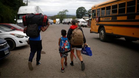 Fotografía del 10 de abril de 2025 de migrantes caminando hacia el paso migratorio de Las Manos, Honduras.