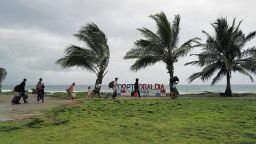 Migrantes venezolanos caminan en la ciudad de Puerto Obaldía, Panamá, a menos de 5 kilómetros de la frontera con Colombia, durante su viaje de regreso a Venezuela el 15 de abril de 2025.