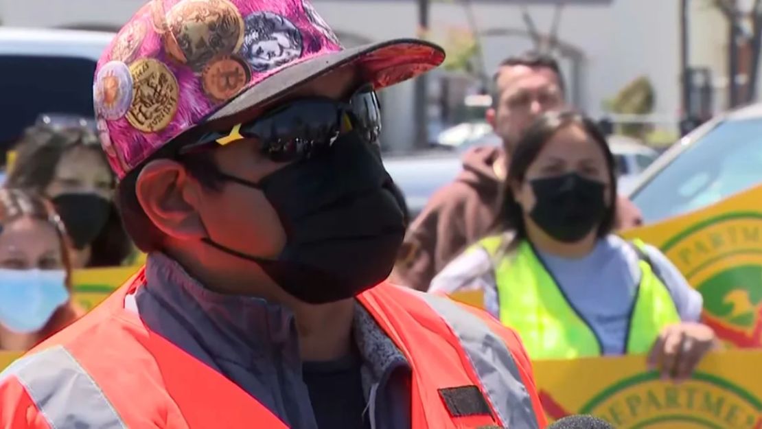 Un hombre que se identificó únicamente como "Carlos" habló en la conferencia de prensa sobre haber visto a compañeros jornaleros ser detenidos en la redada.
