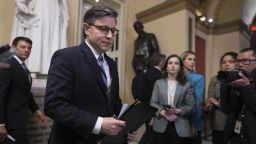El presidente de la Cámara de Representantes, el republicano Mike Johnson, habla con periodistas en el Capitolio este jueves 10 de abril de 2025.
